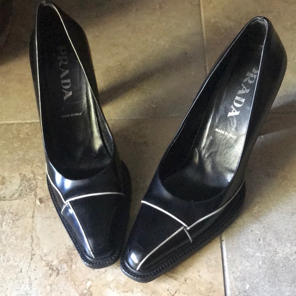 Prada Women’s 👠Leather 4 inch heels, size 37.